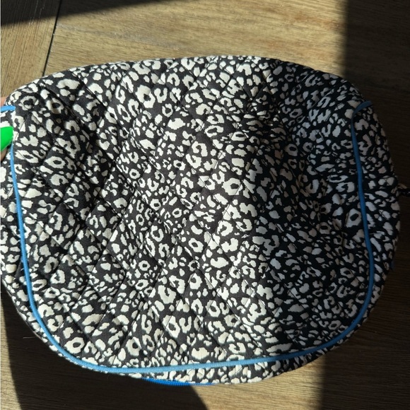 Black and white cheetah print makeup bag - Picture 4 of 6